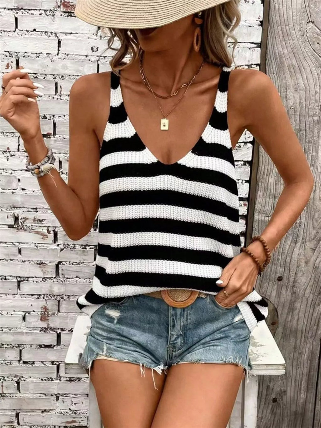 Striped V-neck tank top in black and white, sleeveless knit with horizontal stripes
