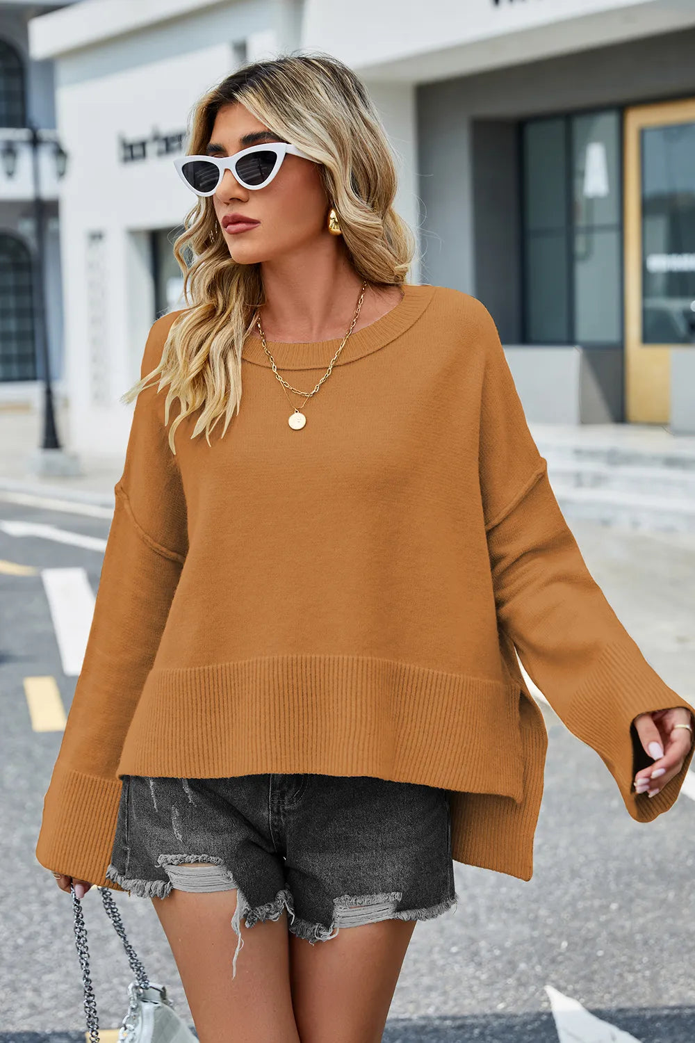 Caramel high-low slit sweater, round neck long sleeves, ribbed hem and cuffs