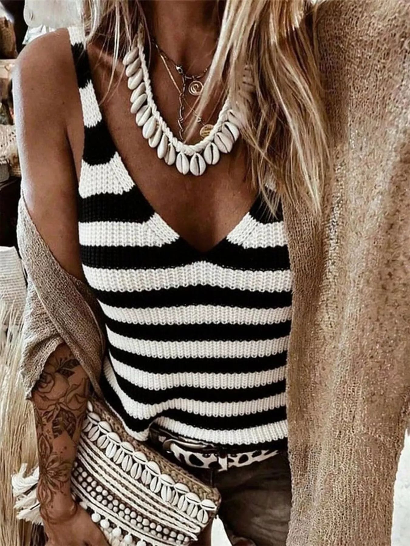 Striped V-neck tank top in black and white, sleeveless knit with horizontal stripes