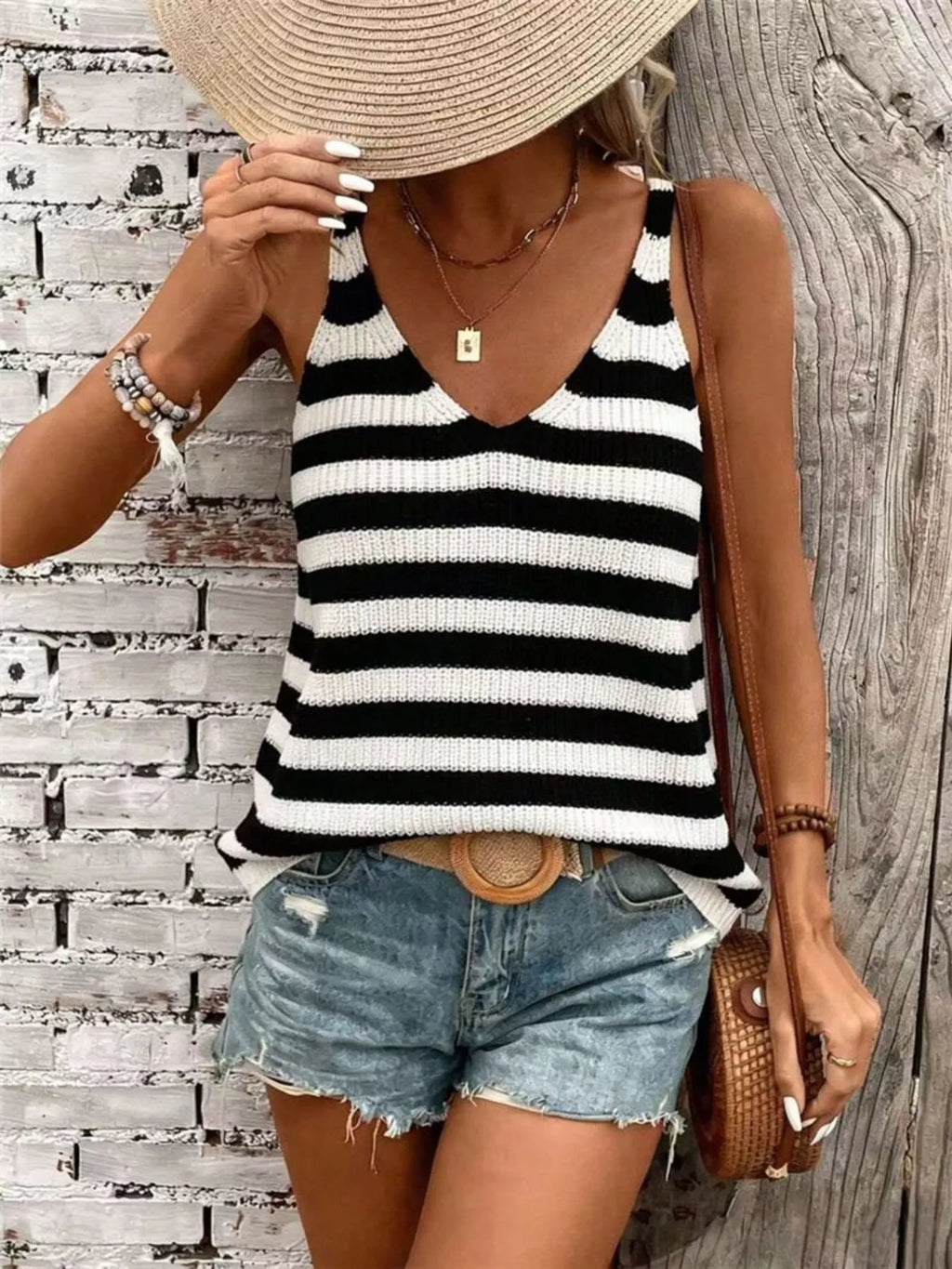 Striped V-neck tank top in black and white knit, sleeveless with V-neck