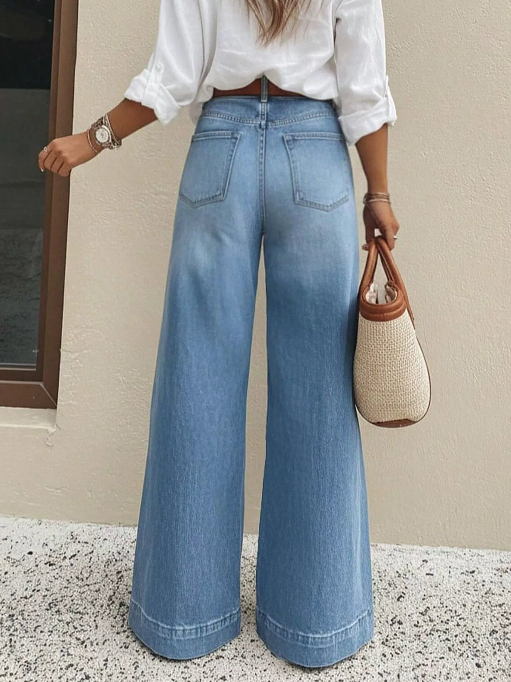 High-waisted wide-leg denim jeans, visible zipper and classic 5-pocket styling