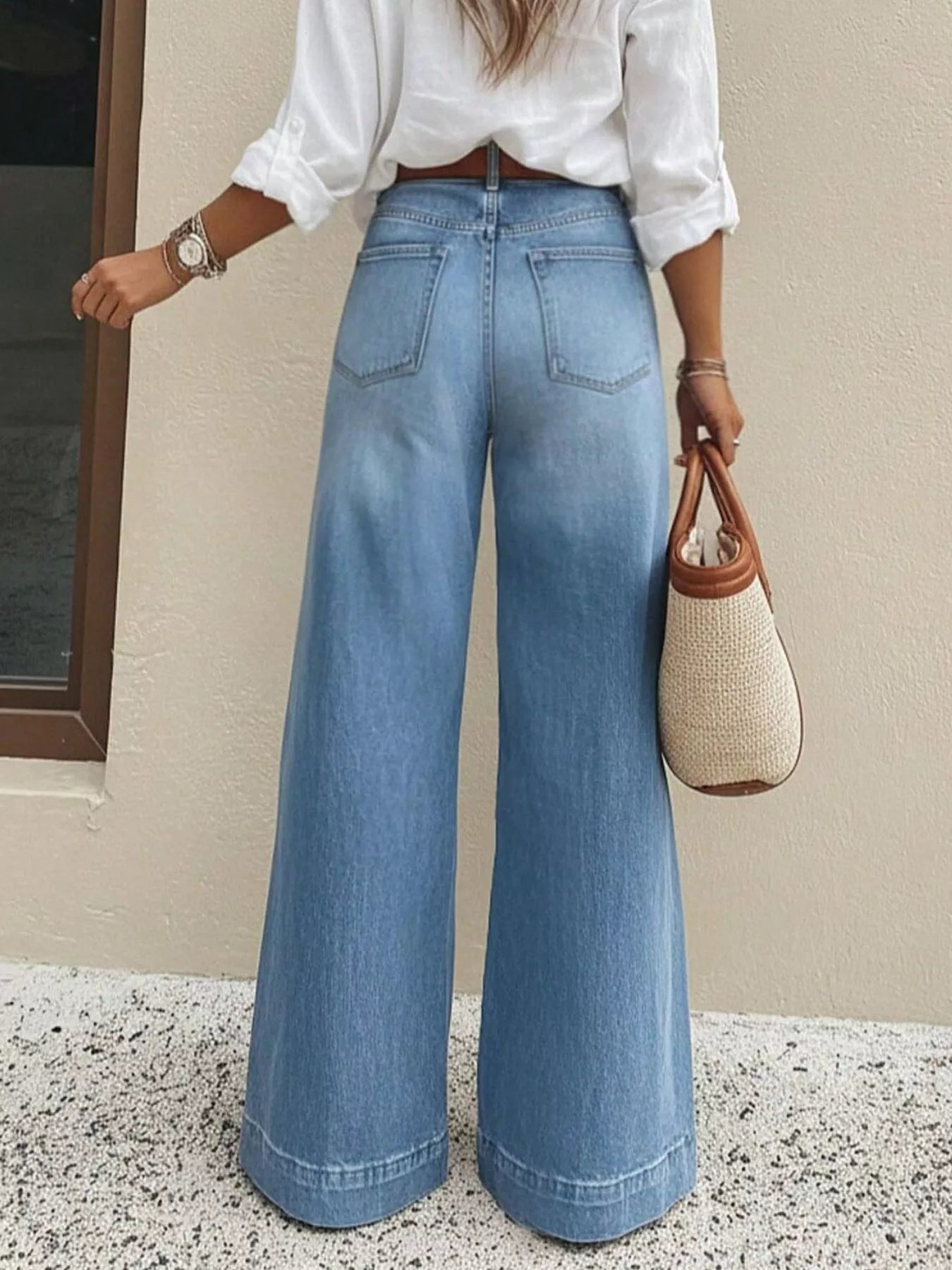 High-waisted wide-leg denim jeans, visible zipper and classic 5-pocket styling