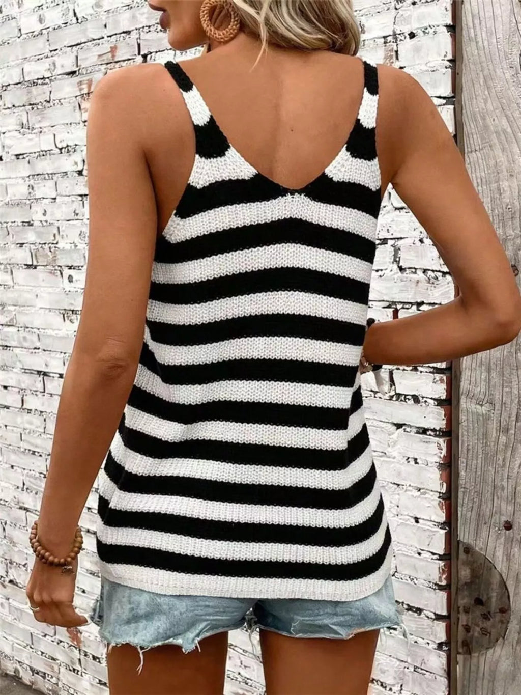 Striped V-back tank top in black and white, sleeveless knit horizontal stripes