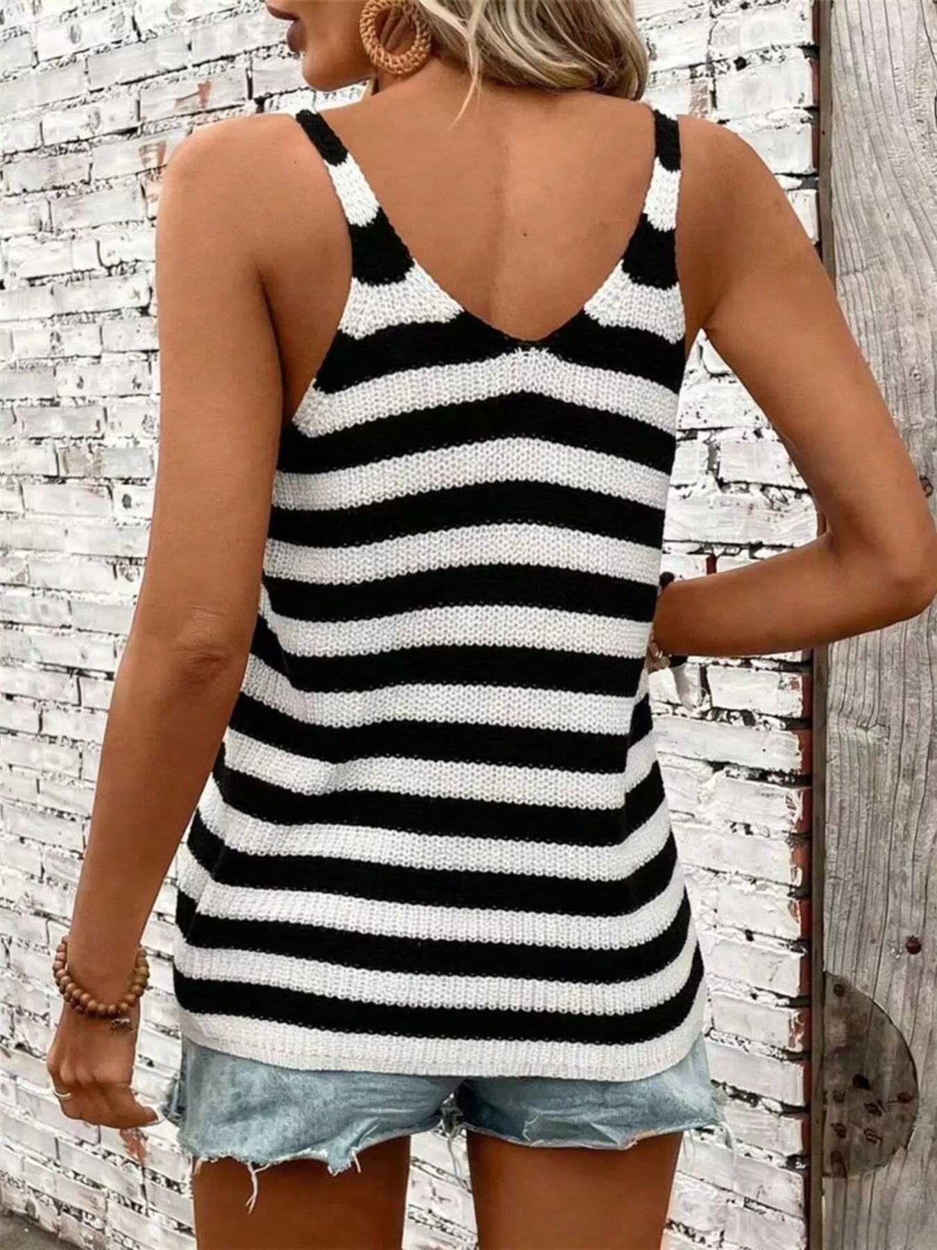Striped V-back tank top in black and white, sleeveless knit horizontal stripes