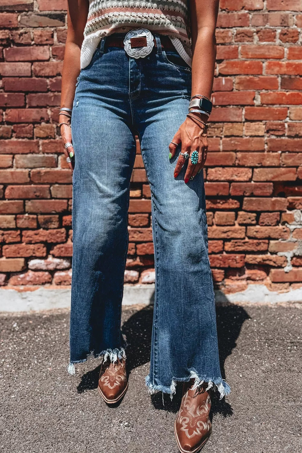 High-waist flare jeans, medium wash denim, frayed cuffs and front pocket details