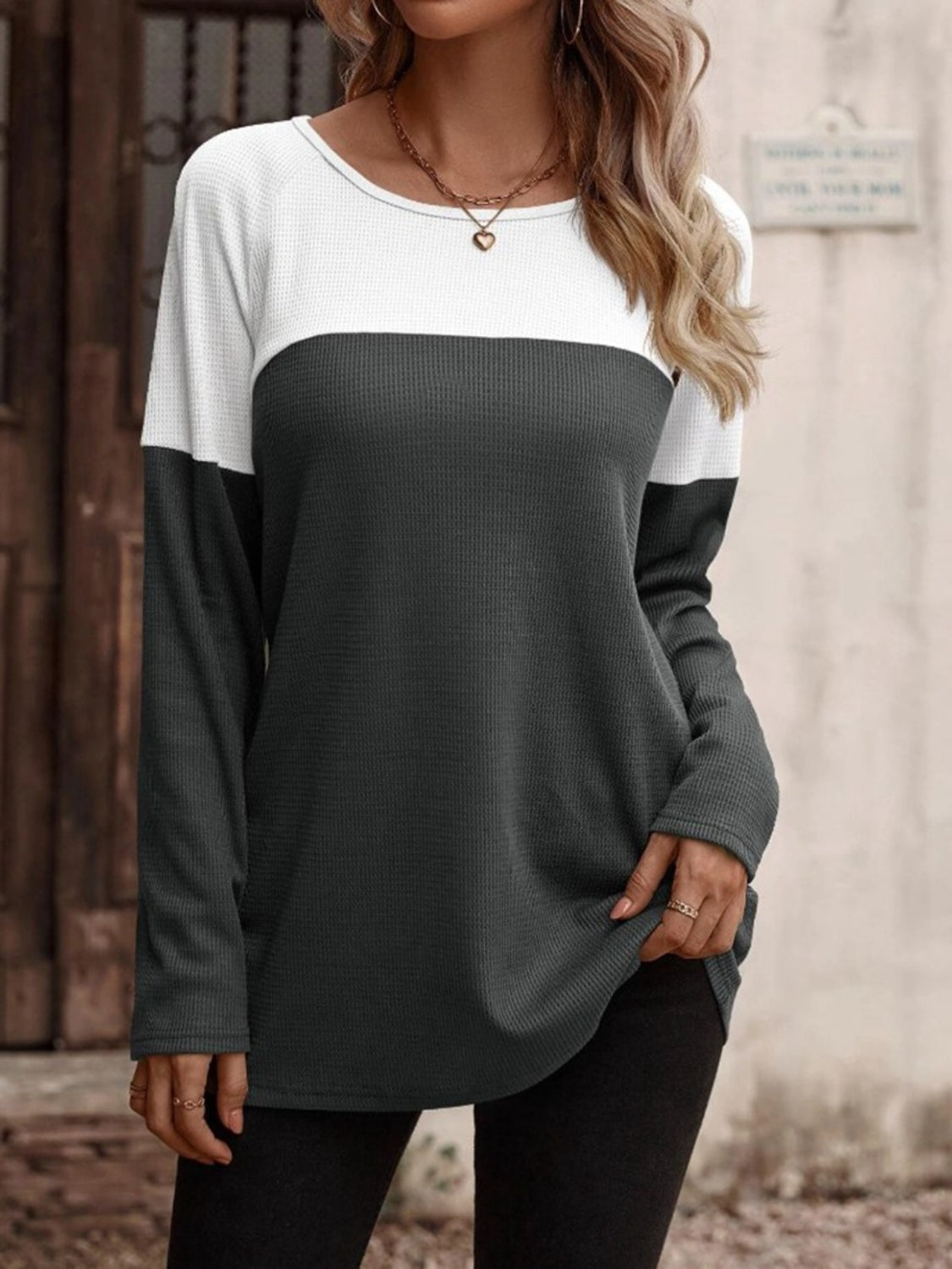 Contrast long-sleeve T-shirt in white and charcoal gray, round neck.