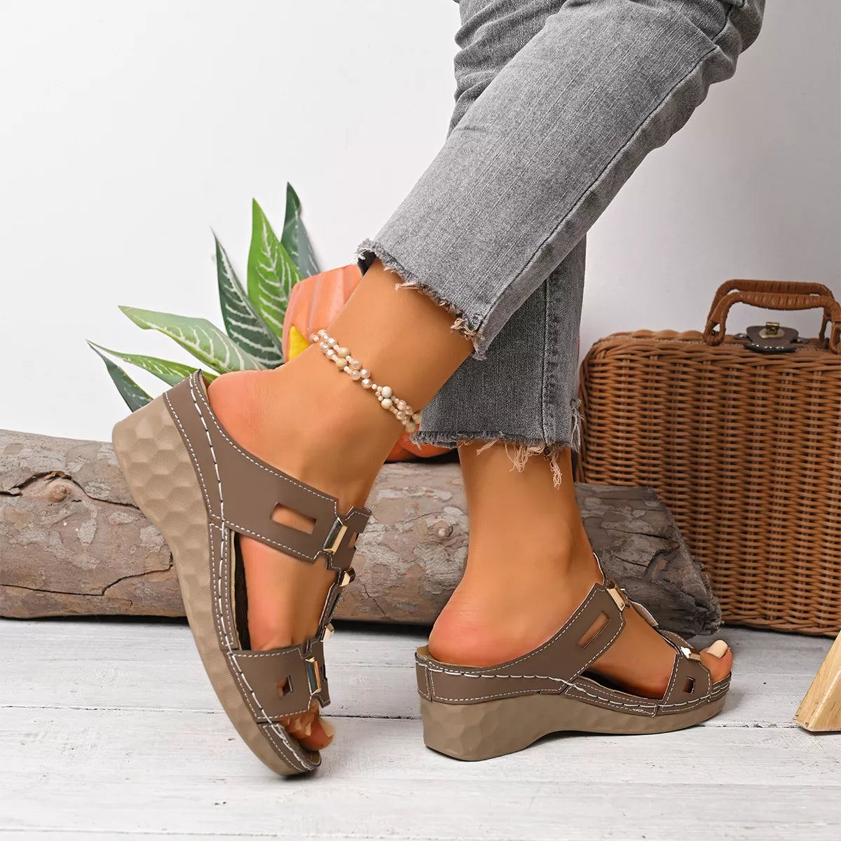 Open-toe wedge sandal in beige with chunky buckle straps and open toe