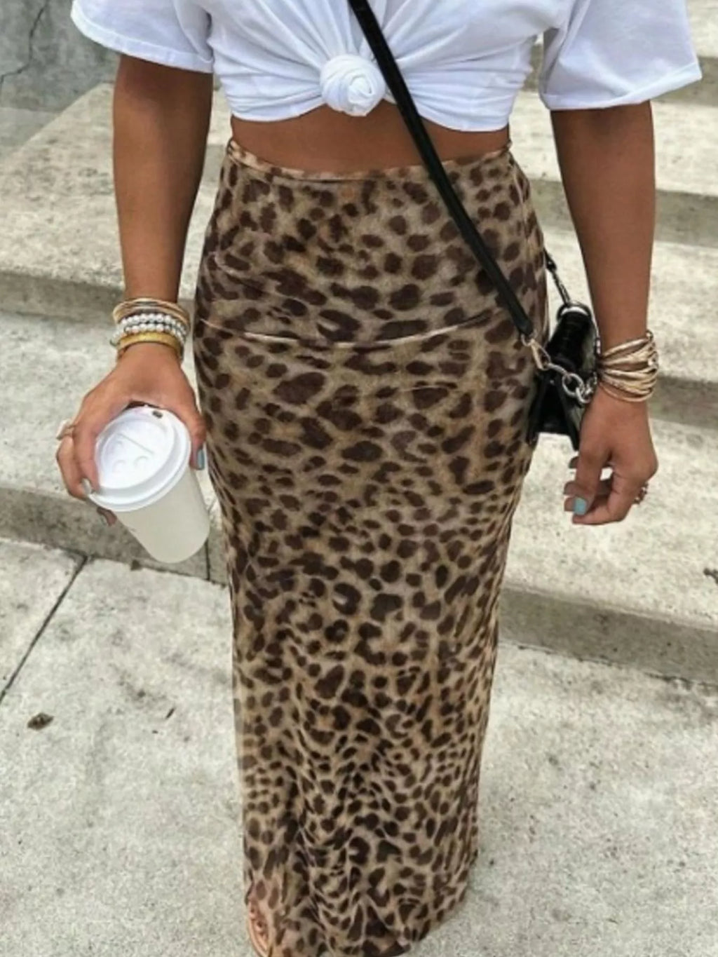Leopard print high-waisted maxi skirt, fitted waist and long straight silhouette