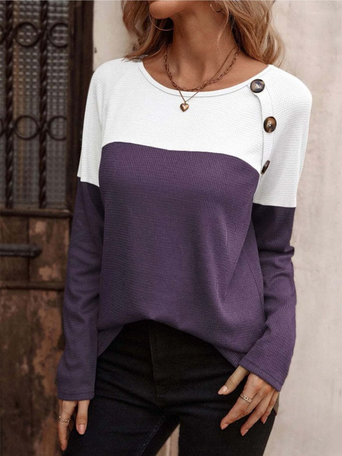 Contrast long-sleeve T-shirt in white and lilac purple, round neck, buttoned shoulder.